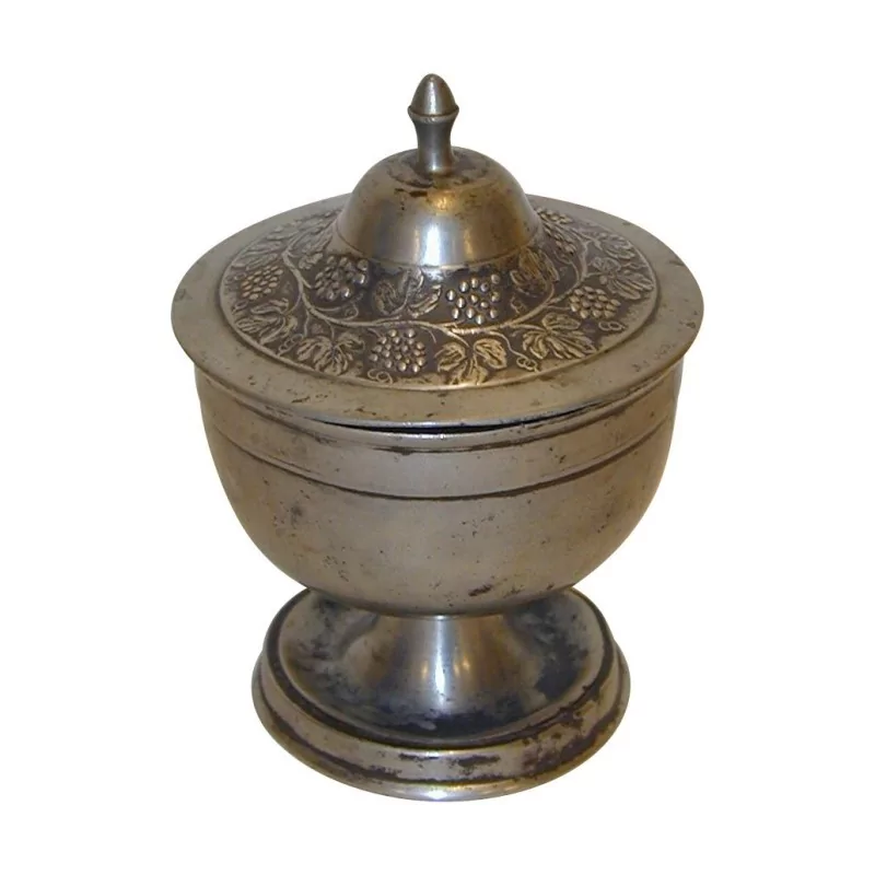 Sucrier en étain mat, décor sur le couvercle. 19ème siècle. - Moinat - Accessoires de décoration Sucrier en étain mat, décor sur le couvercle. 19ème siècle. - Moinat - Accessoires de décoration