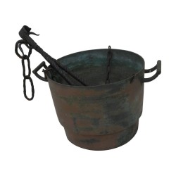 Seille ancienne en métal, avec support.