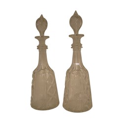 Paire de carafes anciennes en cristal gravé motifs …