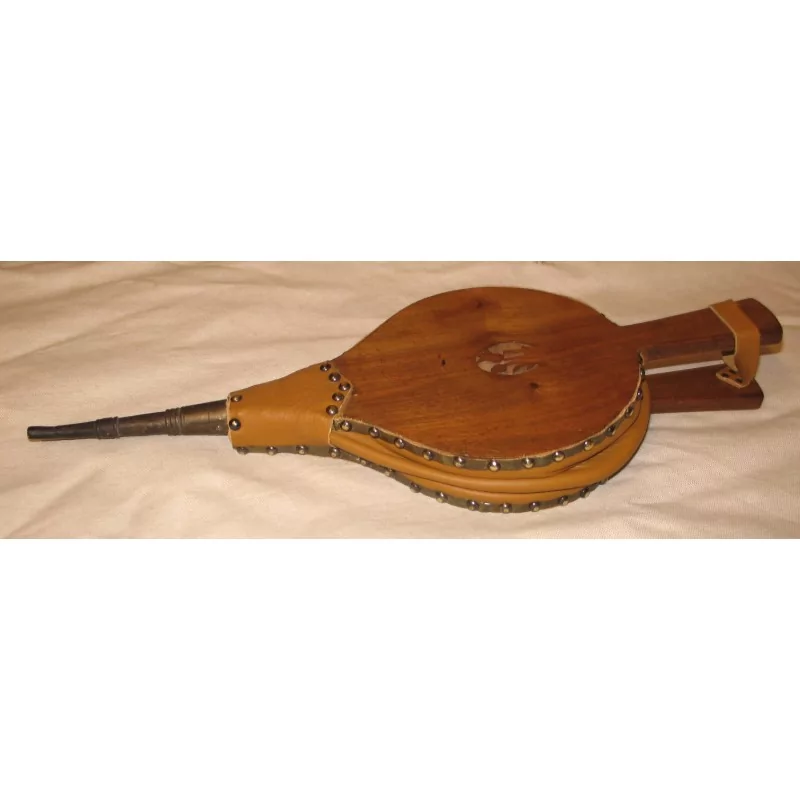 Soufflet de cheminée ancien en noyer. - Moinat - Accessoires de cheminée Soufflet de cheminée ancien en noyer. - Moinat - Accessoires de cheminée