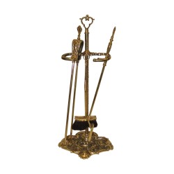Lot d outils de cheminée Louis XV en laiton. 20ème siècle
