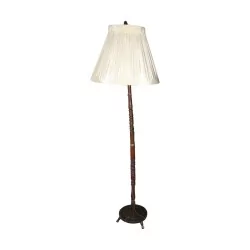 Rohrkolben-Stehlampe mit Lampenschirm.