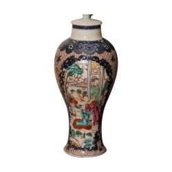 Chinese Mei-Ping porcelain lamp. Mandarin, 18th century.