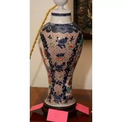 Chinese Mei-Ping porcelain lamp. Mandarin, 18th century.