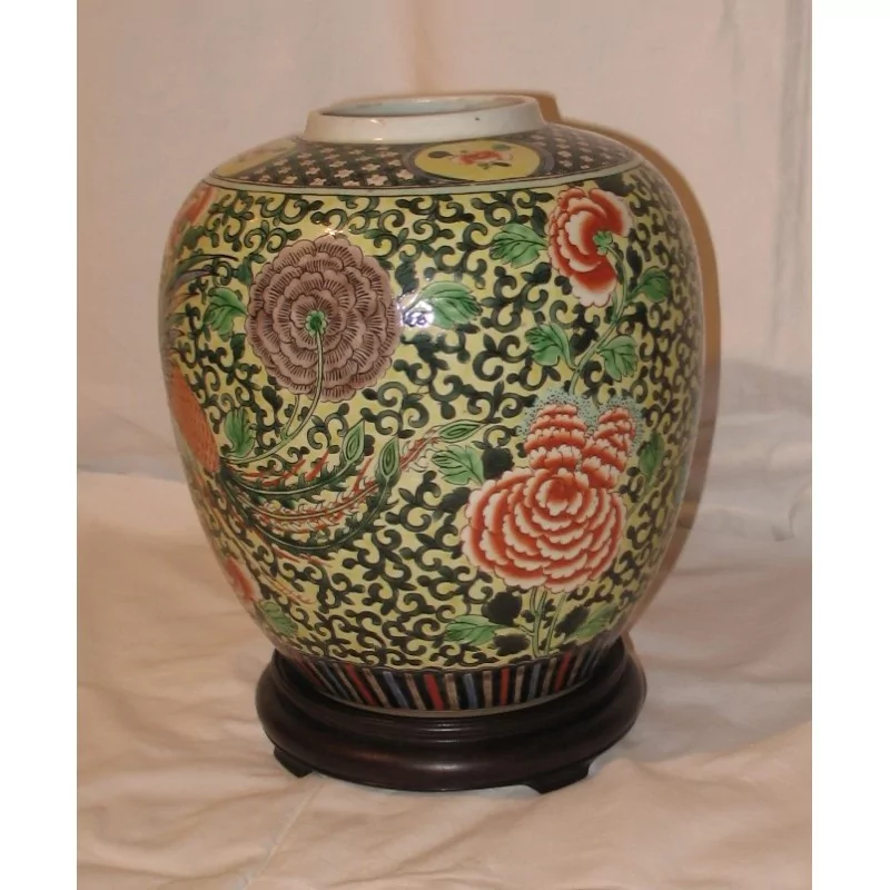 Vase en porcelaine “Famille verte”, avec socle en bois. Chine, … - Moinat - Porcelaine