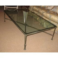 张“贾科梅蒂”风格的古铜色客厅桌，