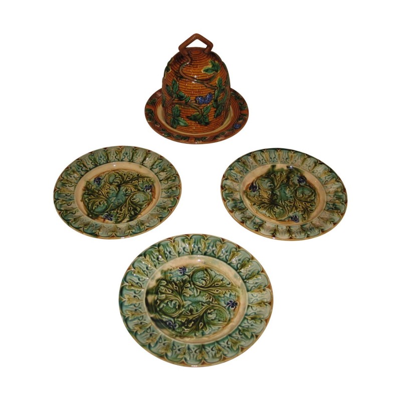 Cloche à fromage et 4 assiettes en faïence peinte. Angleterre, … - Moinat - Porcelaine Cloche à fromage et 4 assiettes en faïence peinte. Angleterre, … - Moinat - Porcelaine