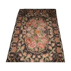 Kelim-Teppich, Iran, schwarz mit floralem Muster, handgewebt.