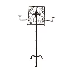 Lutrin “Fleur de Lys” en fer forgé avec 2 bougeoirs.