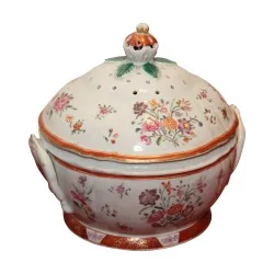 汤碗及其瓷盖，装饰有图案……