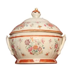 汤碗及其瓷盖，装饰有图案……