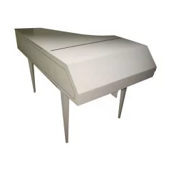 Harpsichord in white lacquered wood. (10683b,c).