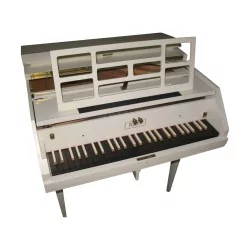 Harpsichord in white lacquered wood. (10683b,c).