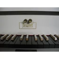 Harpsichord in white lacquered wood. (10683b,c).