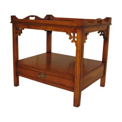 个紫杉木 Chippendale 托盘桌，带 1 个抽屉。
