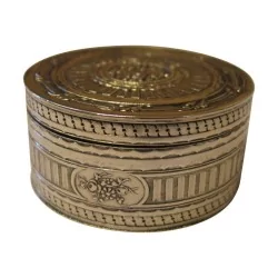 Boîte ronde argentée gravée avec motif de style Louis XVI sur …