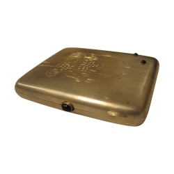 Boîte à cigarette argentée avec dessus gravé de motif de …