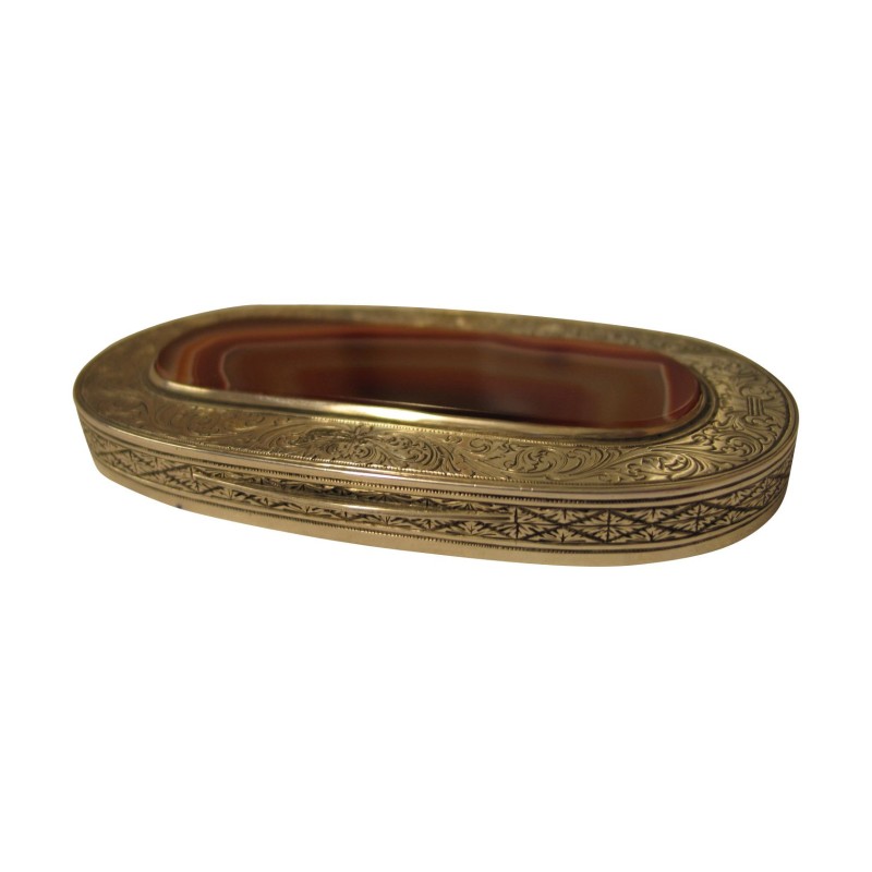 Boîte en argent 800 gravée avec pierre rouge incrustée sur le … - Moinat - Argenterie Boîte en argent 800 gravée avec pierre rouge incrustée sur le … - Moinat - Argenterie