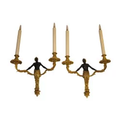 Paar „Porteurs“ 2-flammige Wandlampen aus gemeißelter und vergoldeter Bronze, …