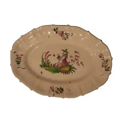 Plat en porcelaine moustier avec décor peint …