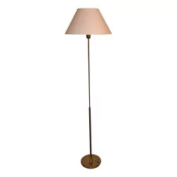 “Hotel” floor lamp in brass with white fabric shade.