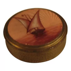 Круглая латунная шкатулка с эмалевым декором «Парусник» на …