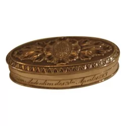Boîte ovale en argent gravé, avec inscription sur le