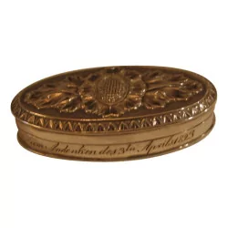 Boîte ovale en argent gravé, avec inscription sur le …