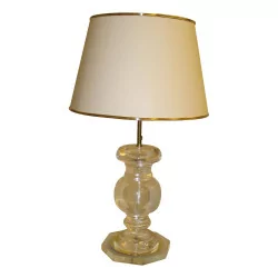 Современная лампа из плексигласа с белым абажуром.