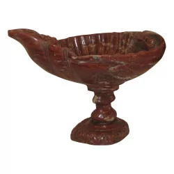 „Coquillage“-Waschbecken aus geschnitztem burgunderrotem Marmor.