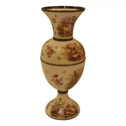 Vase en émail blanc avec décor floral et personnages. Genève …