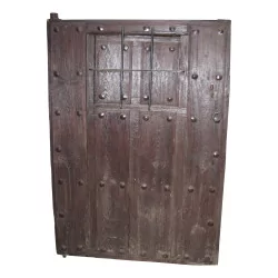 生锈的木制谷仓门。法国，17 世纪。