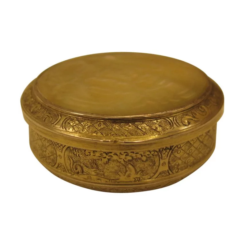 圆形黄铜盒，刻有珍珠母贝。 1728 年期间。 - Moinat - 银