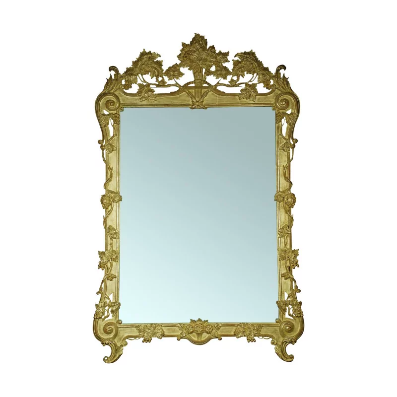 面路易十五风格的镜子“Vignes”，采用雕刻和镀金木材制成。 - Moinat - The Sound of Colours
