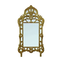 Miroir de style Louis Xv en bois sculpté et doré.