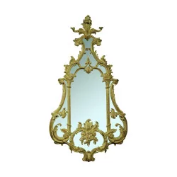 Miroir de style Louis XV en bois sculpté et doré.