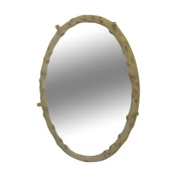 Miroir ovale “Tronc” en bois sculpté patiné blanc.