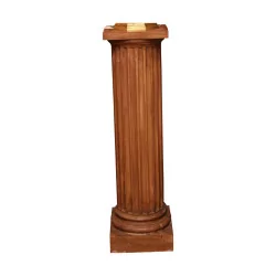 根路易十六风格的凹槽柱，采用生锈陶土制成