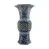 Vase cornet en porcelaine de forme hexagonale, avec décor … - Moinat - Porcelaine