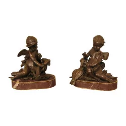 Paire de “Puttis” en bronze patiné sur socle en marbre …