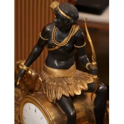 Pendule de style Empire au guerrier noir, en bronze ciselé,