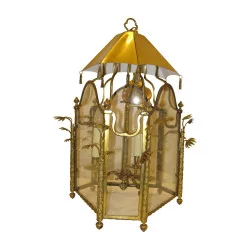 Lanterne “Chinoise” en bronze ciselé et doré, avec 3 lumières.