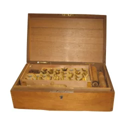 деревянная коробка с внутренним материалом с буквами для …