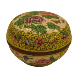 Yellow cloisonné box with floral decoration. China, Canton, late …