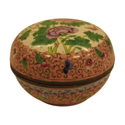 Pink cloisonné box with floral decoration. China, Canton, late …