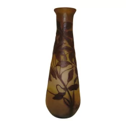Große gelbe und weinrote Gallé-Vase mit Blumendekor. Nancy…