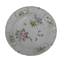 Plat en porcelaine blanc avec décor floral. Meissen vers 1760.