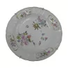 Plat en porcelaine blanc avec décor floral. Meissen vers 1760. - Moinat - Porcelaine