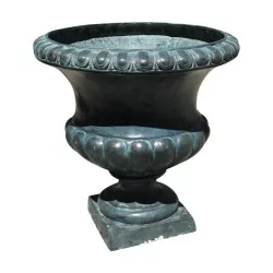 Urn (vase) in green patinated bronze.