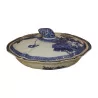 Légumier en porcelaine bleu et blanc avec décor de … - Moinat - Porcelaine